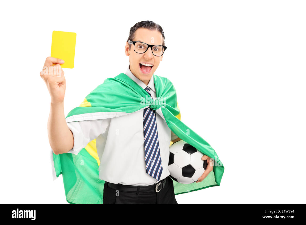 Tifoso di calcio con la bandiera brasiliana di contenimento della scheda gialla Foto Stock