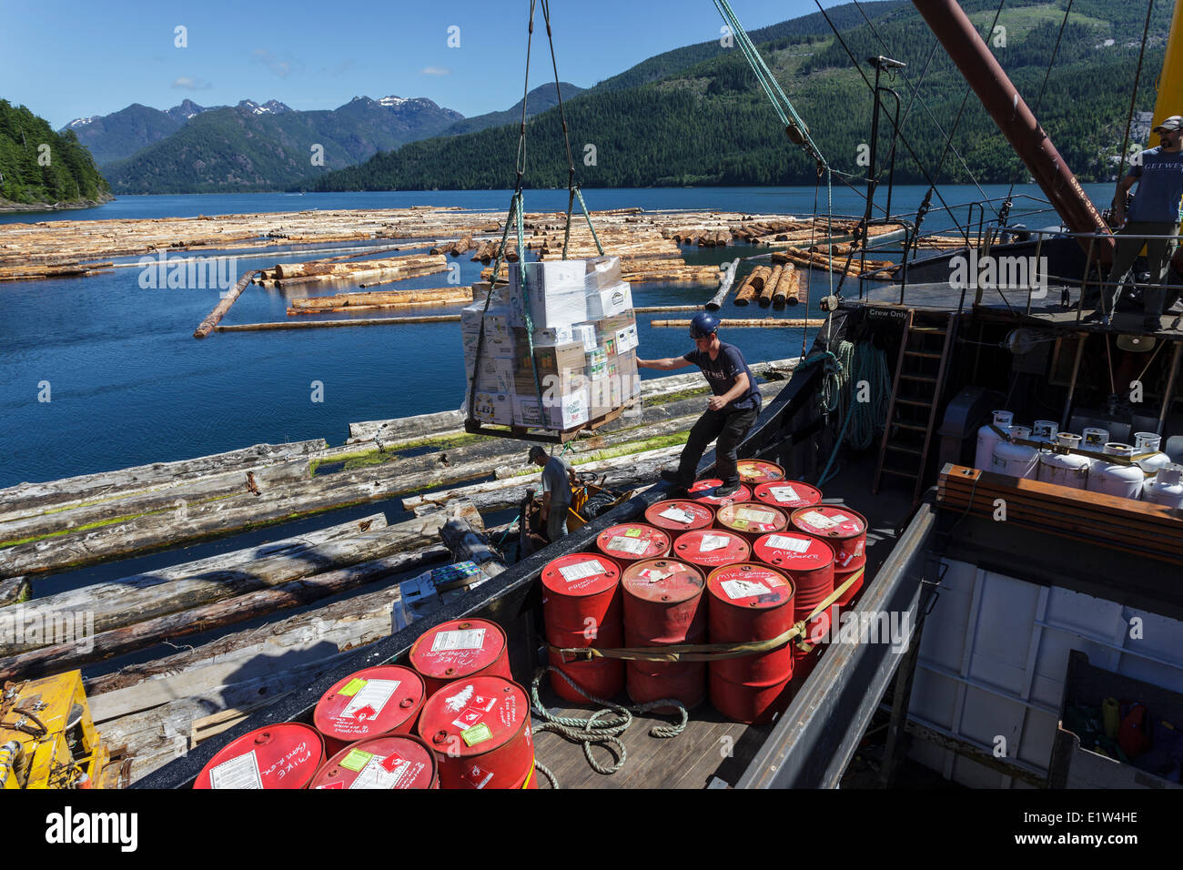 Il Uchuck 111 offre materiali di consumo per la Frank Bebin logging off camp la British Columbia coast.Nessun rilascio Foto Stock