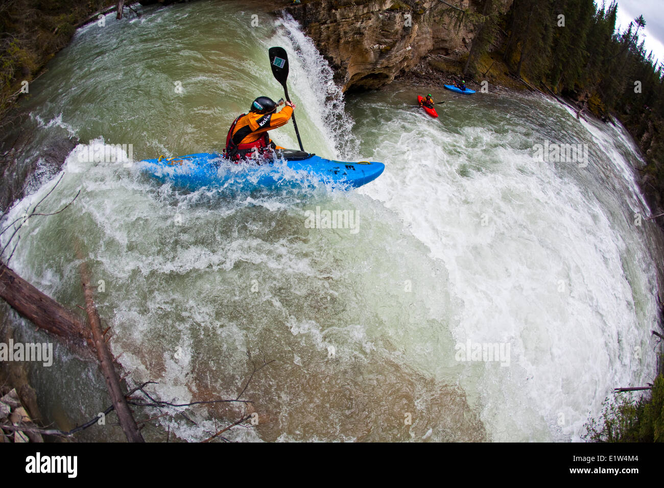 Un maschio di kayaker la caduta di una cascata su Johnston Canyon, il Parco Nazionale di Banff, AB Foto Stock