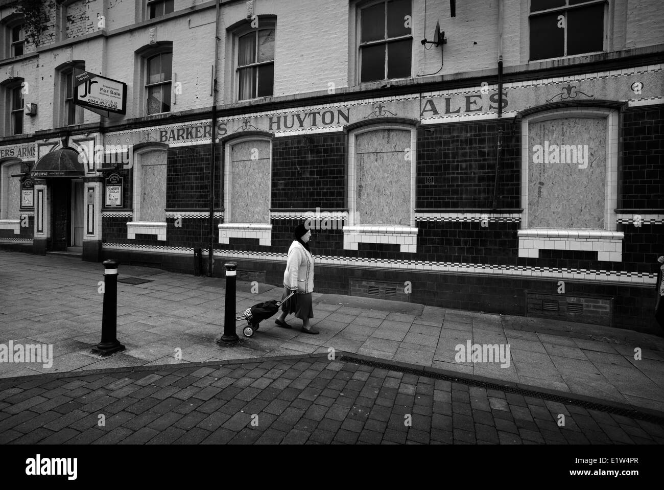 Wigan Town Center, Greater Manchester, Inghilterra, Regno Unito. Giugno 2014 Wigan Town Center. Chiuso fino pub in Wigan Foto Stock