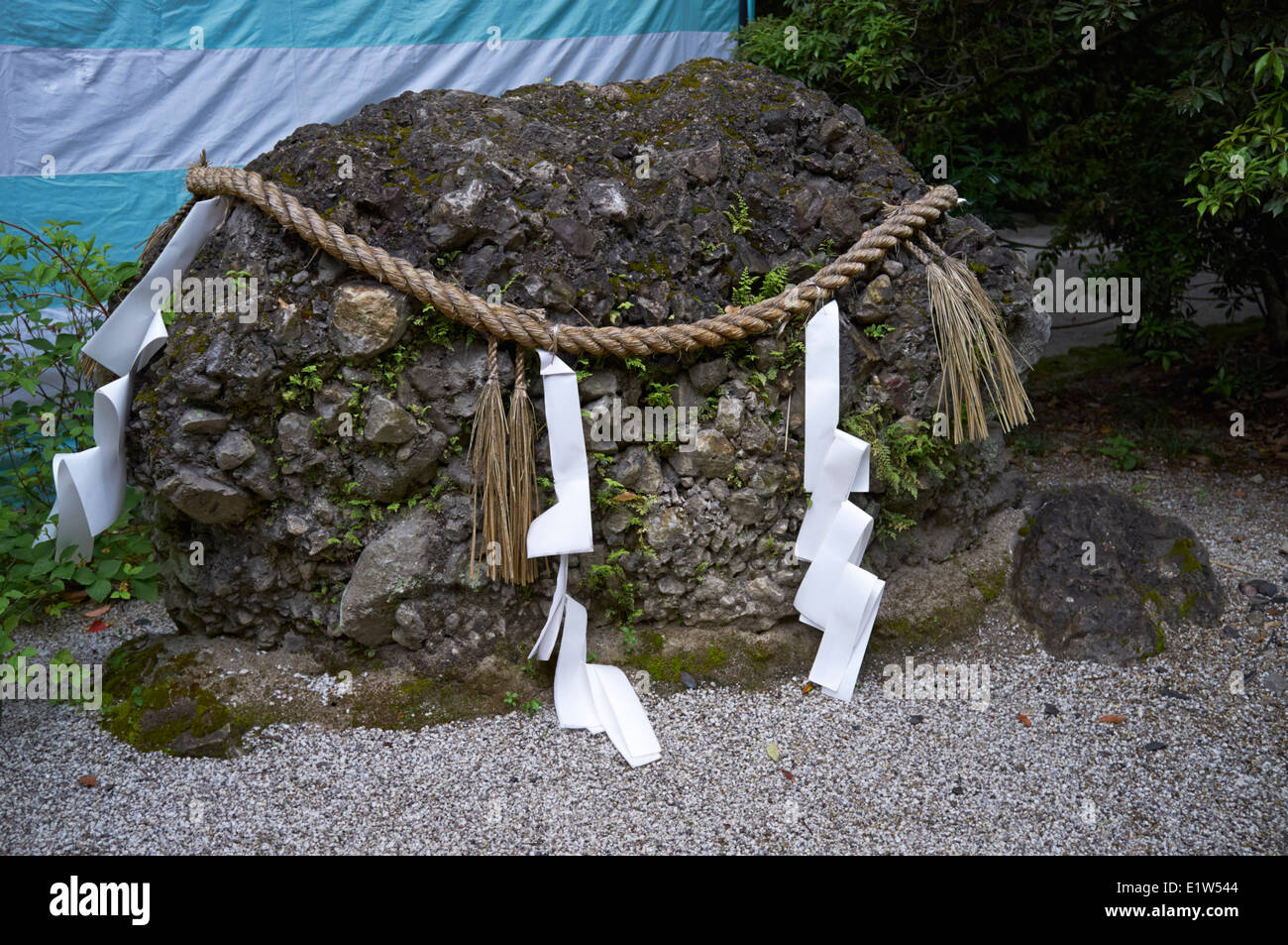 Pietra sacra, lo Shintoismo, SANTUARIO SHIMOGAMO, Kyoto, Giappone Foto Stock