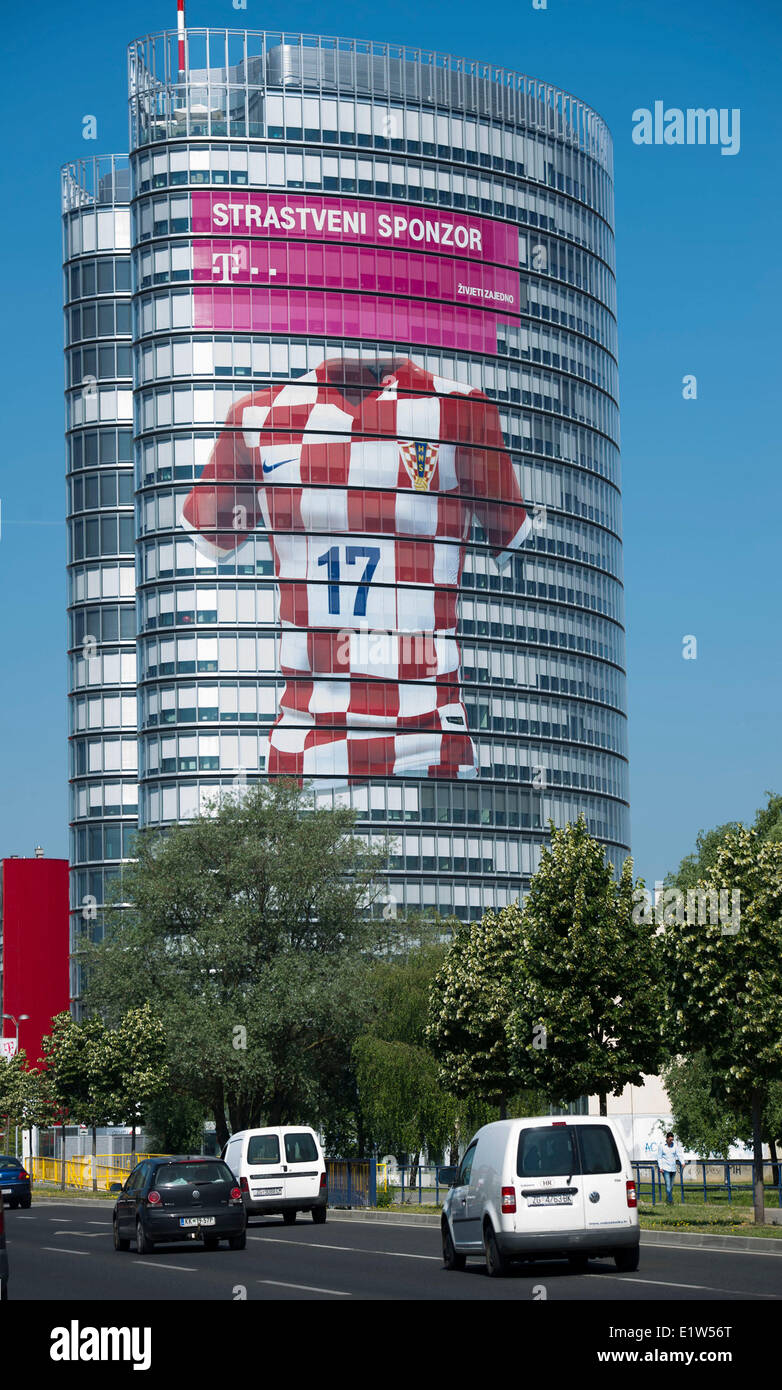 Zagabria, Croazia. Decimo Giugno, 2014. Un edificio è decorato per il prossimo 2014 FIFA World Cup a Zagabria in Croazia, 10 giugno 2014. La Croazia si gioca il Brasile nella partita di apertura della Coppa del Mondo 2014, il 12 giugno in Sao Paulo. La gente si aspetta che il croato partecipazione alla Coppa del Mondo genera profitti e aumentare le difficoltà dell'economia. Credito: Miso Lisanin/Xinhua/Alamy Live News Foto Stock