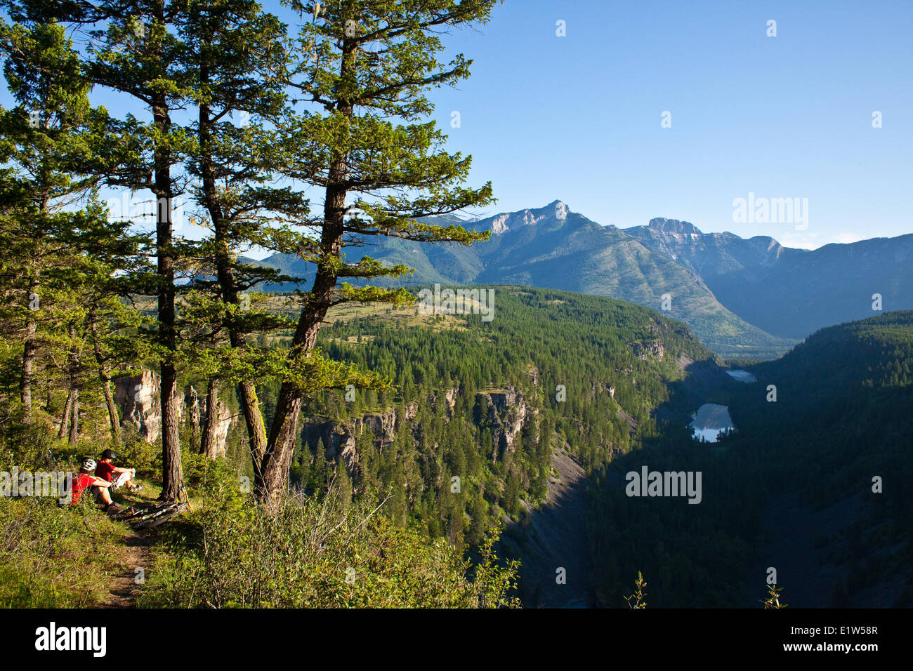 Due mountain bikers tenendo in vista incredibile. Fernie, BC Foto Stock