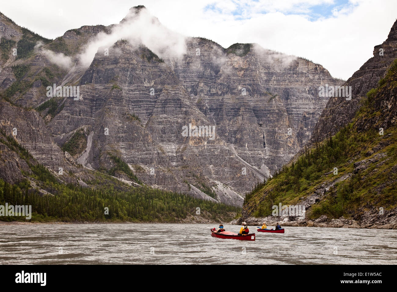 Due canoe in primo canyon sul fiume Nahanni, Parco Nazionale Nahanni preservare, NWT, Canada. Foto Stock