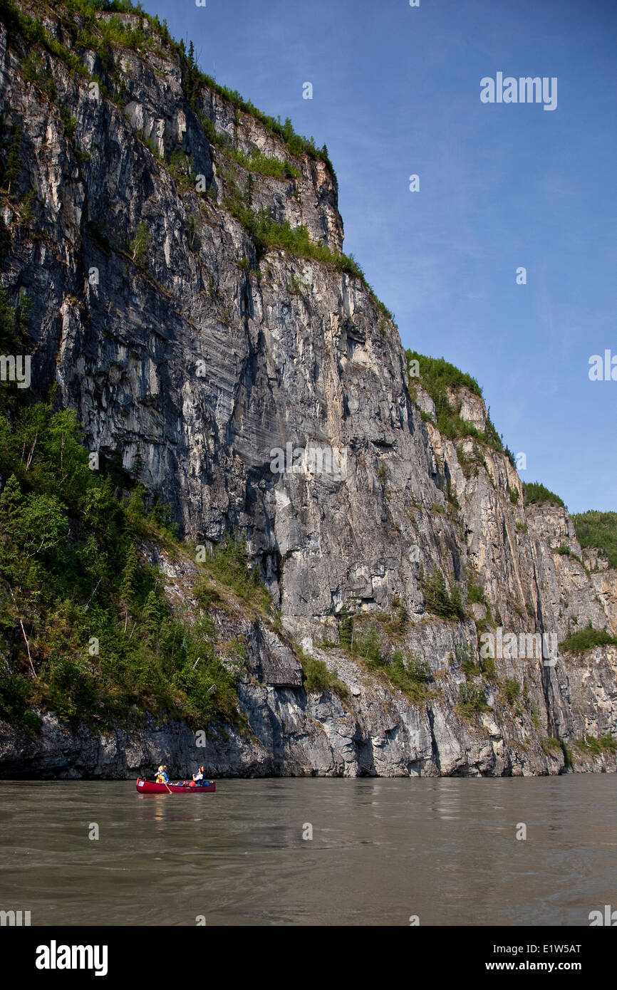 Padre e figlia canoa sul fiume Nahanni, Parco Nazionale Nahanni preservare, NWT, Canada. Foto Stock