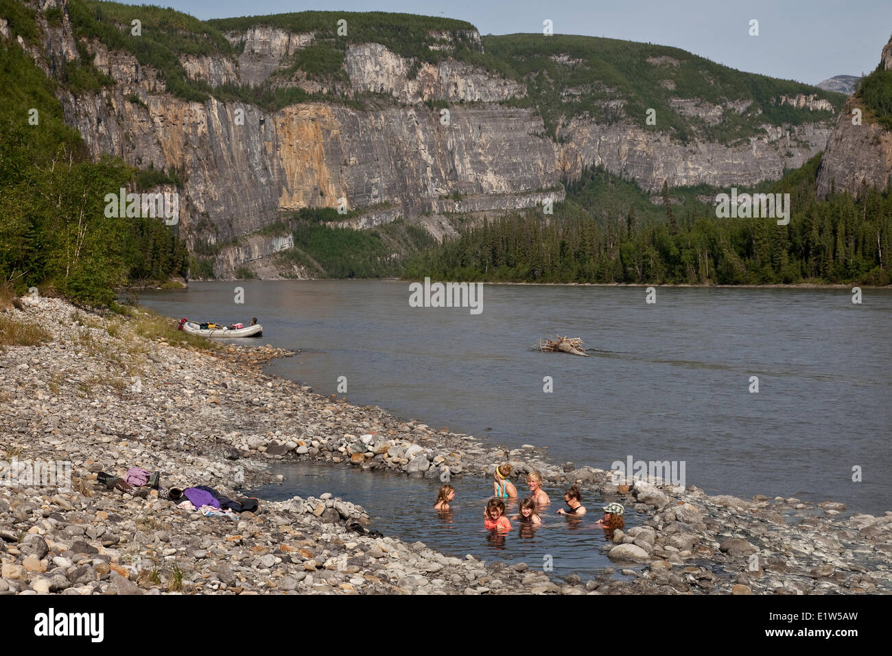Gruppo di persone godono di primavera calda sul fiume Nahanni, Parco Nazionale Nahanni preservare, NWT, Canada. Foto Stock