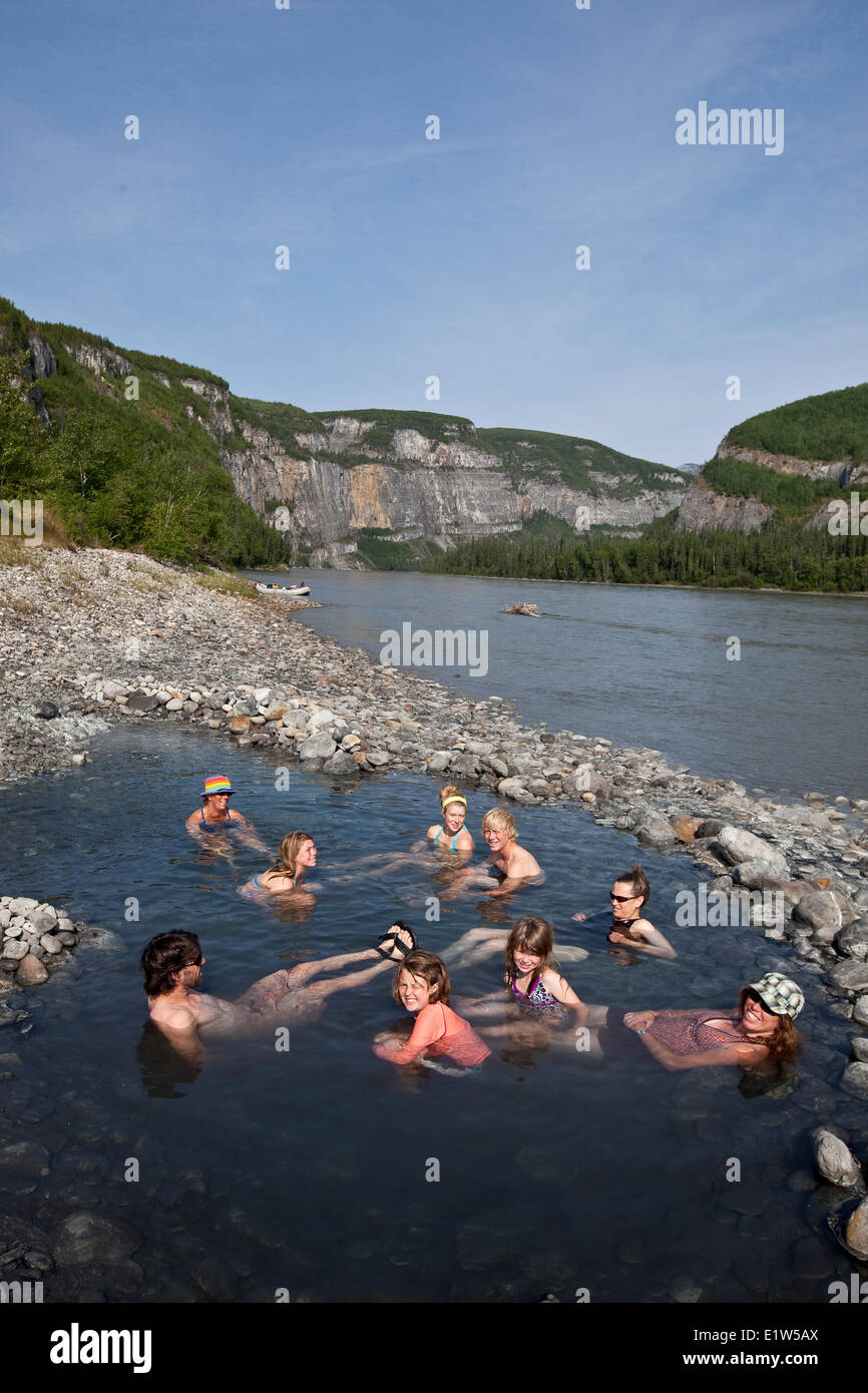 Gruppo di persone godono di primavera calda sul fiume Nahanni, Parco Nazionale Nahanni preservare, NWT, Canada. Foto Stock