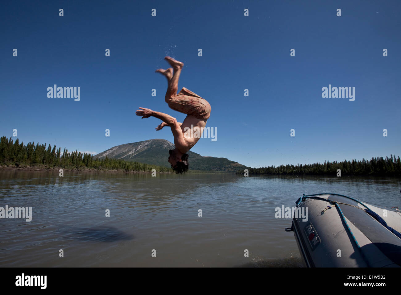 L'uomo passa dalla zattera in fiume Nahanni, Parco Nazionale Nahanni preservare, NWT, Canada. Foto Stock