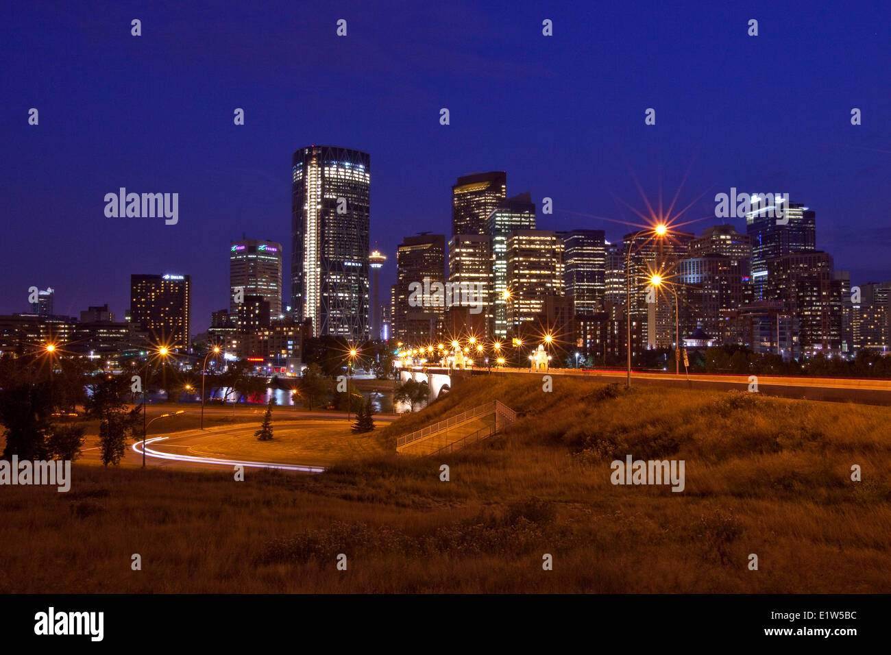 Calgary skyline notturno vista dal nord al centro Street, Calgary, AB, Canada. Foto Stock
