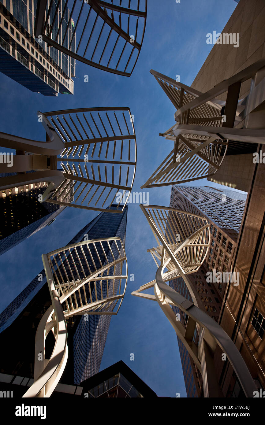 L'acciaio "alberi" scultura progettato per ridurre le raffiche di vento tra gli edifici su Stephen Avenue Downtown Calgary Alberta Foto Stock