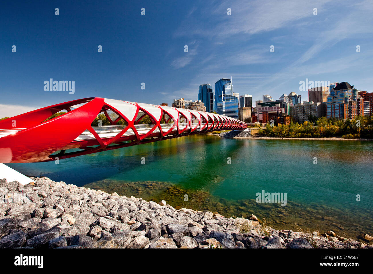 Calgary Peace Bridge downtown highrise edifici (Ponte di Pace è un ponte pedonale progettato dal rinomato architetto spagnolo Foto Stock