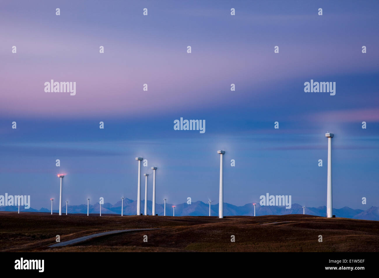 Generazione di potenza operativa di mulini a vento all'alba vicino a Fort Macleod, southern Alberta, Canada. Foto Stock