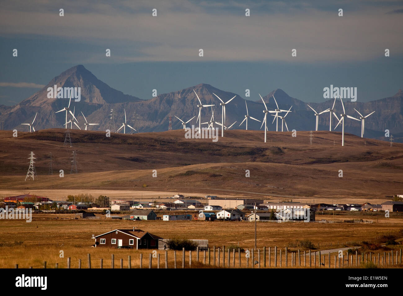 Generazione di potenza mulini a vento vicino a Fort MacLeod, Alberta, Canada. Foto Stock