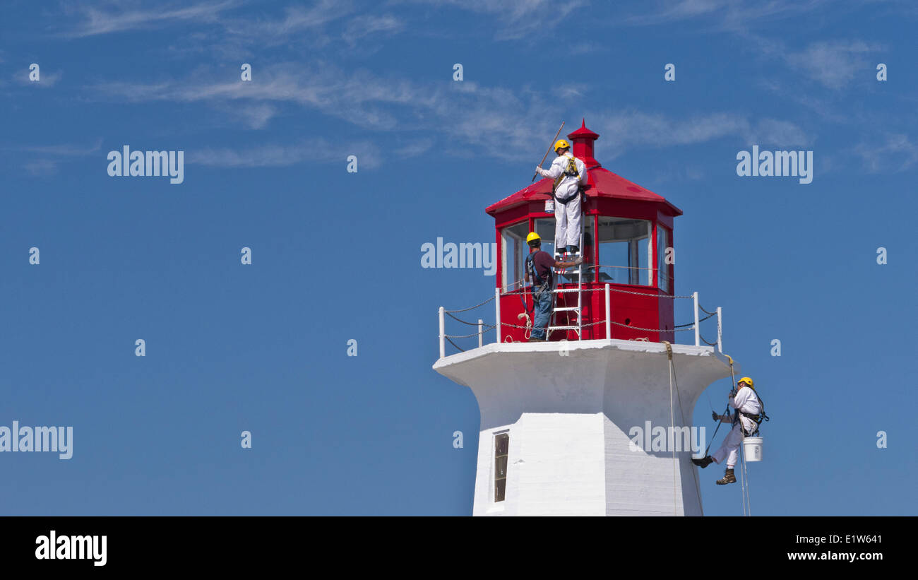 Gruppo Manutenzione opere su Peggy's Point Lighthouse, Peggy's Cove, Nova Scotia, Canada Foto Stock