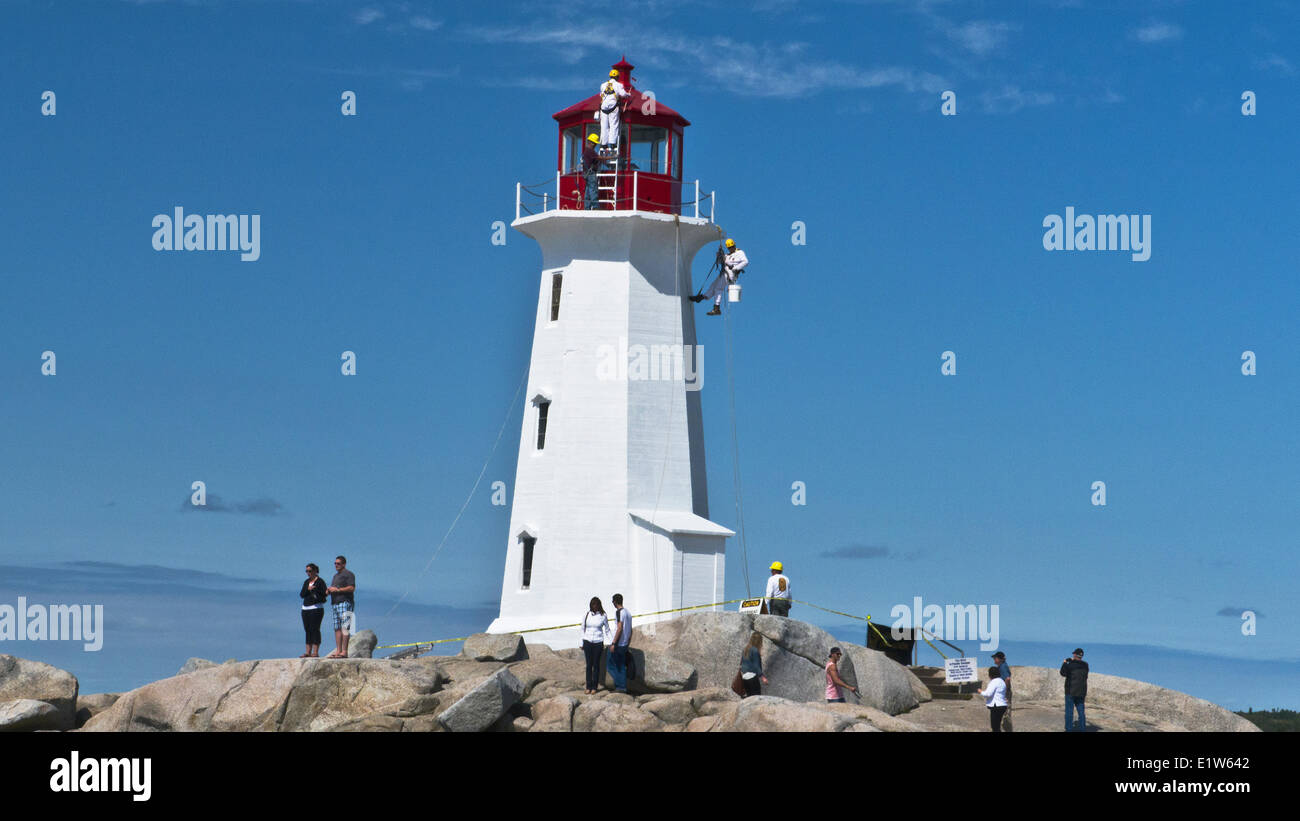 Gruppo Manutenzione opere su Peggy's Point Lighthouse, Peggy's Cove, Nova Scotia, Canada Foto Stock