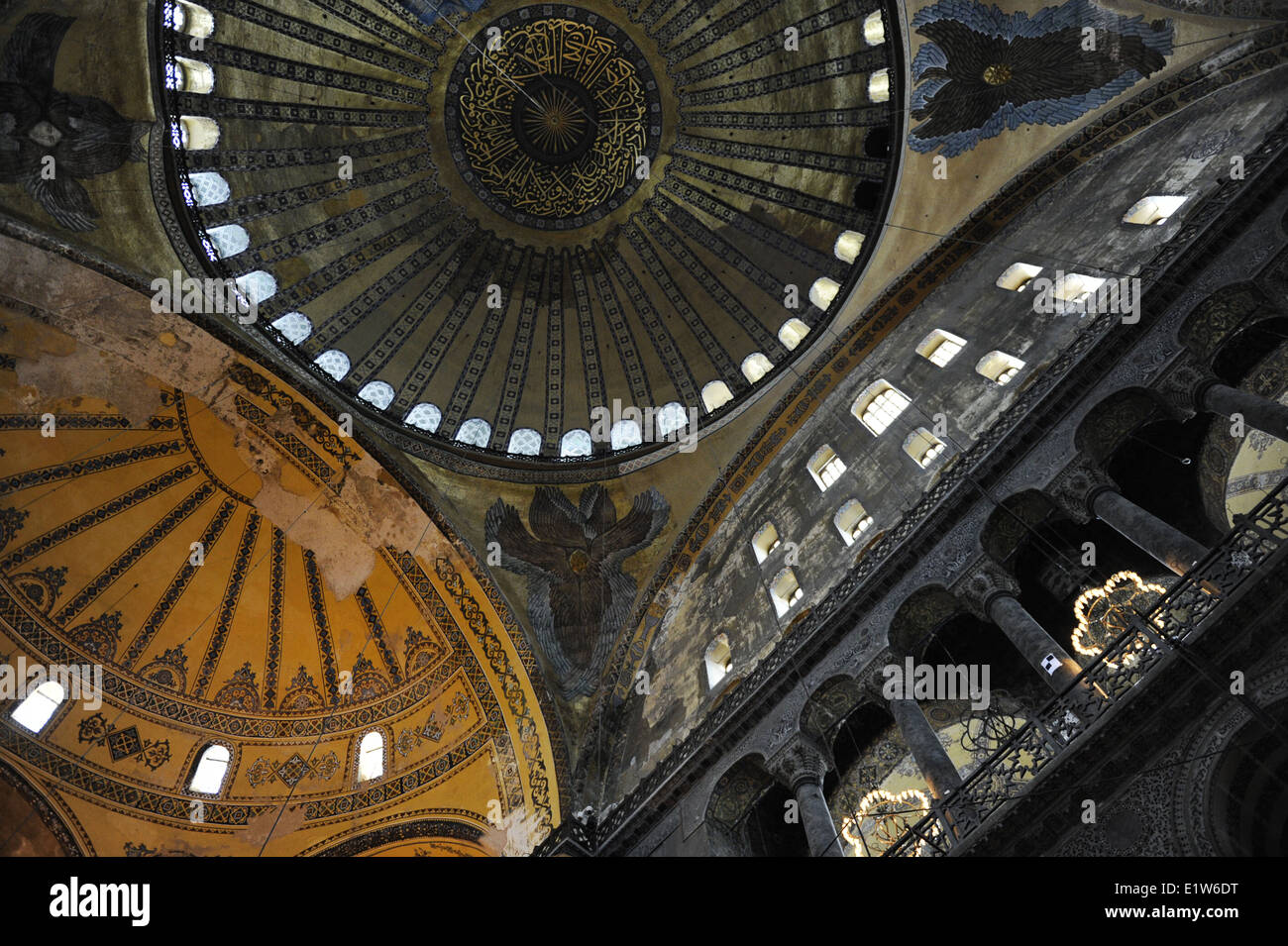 La Turchia. Istanbul. Hagia Sophia. Interno. Cupola con il Hexapterygon (sei-angelo alato). Foto Stock