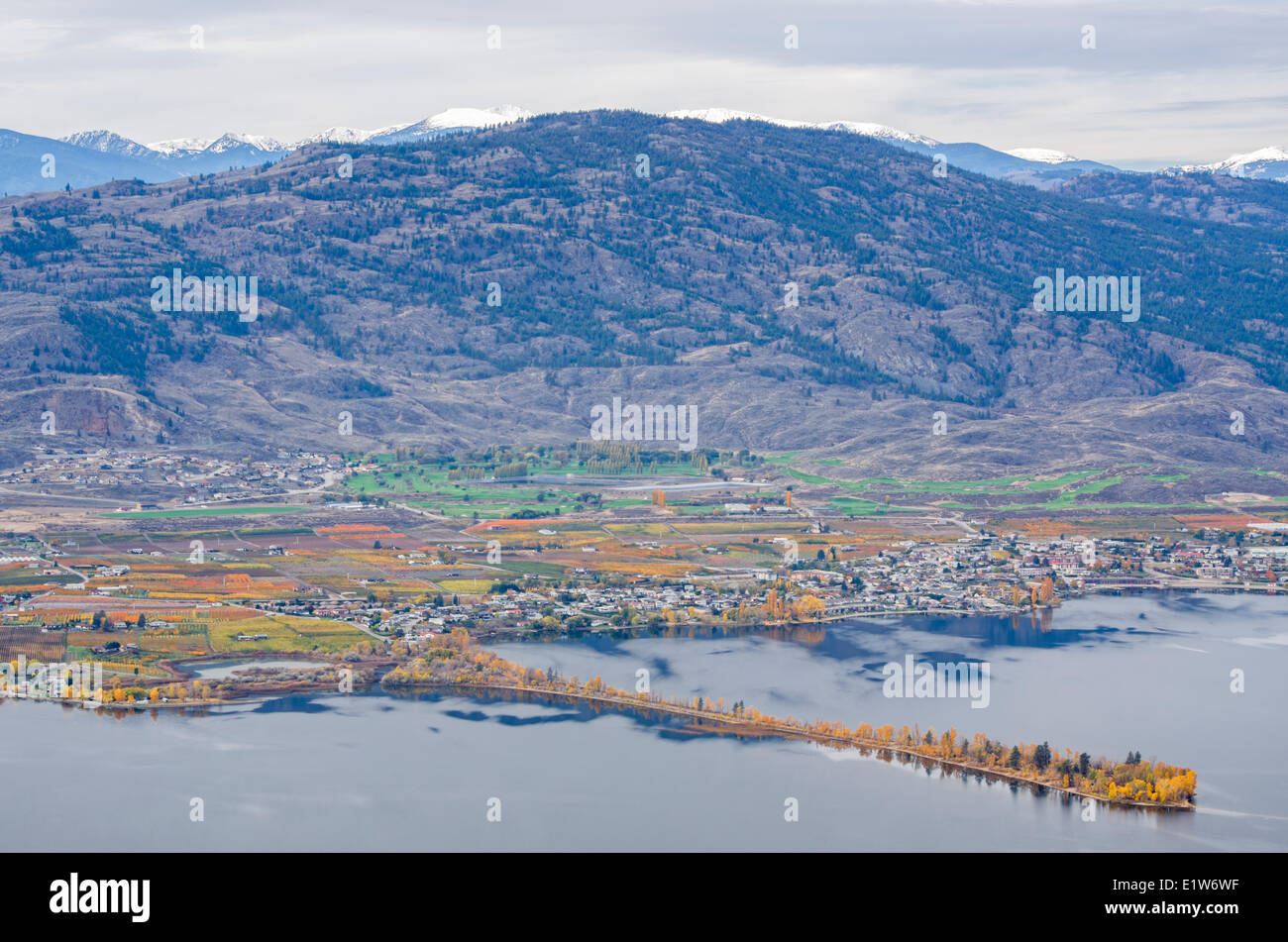 Osoyoos con Osoyoos Lake e Haynes Punto Parco Provinciale, Okanagan Valley della British Columbia, Canada. Foto Stock