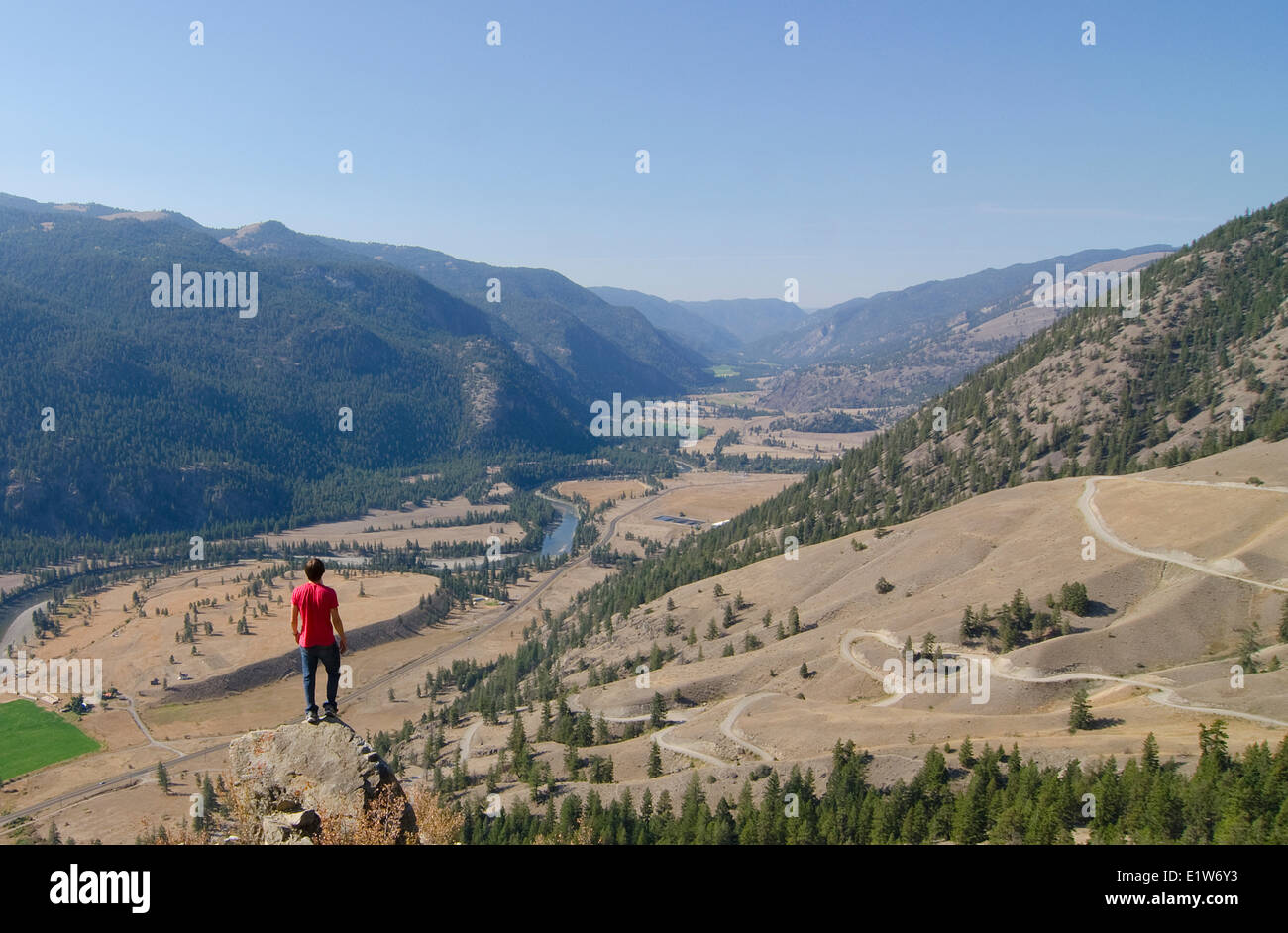 Escursionista maschio prende in vista del Similkameen Valley vicino a Hedley, British Columbia, Canada Foto Stock