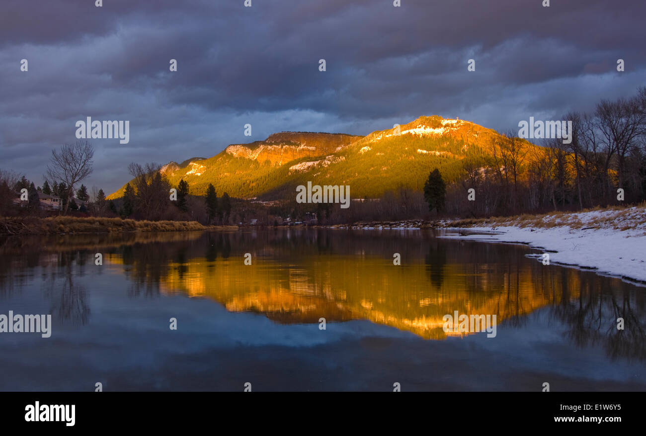 In inverno la luce spazza la Enderby scogliere in Enderby in British Columbia Shuswap regione, Canada Foto Stock