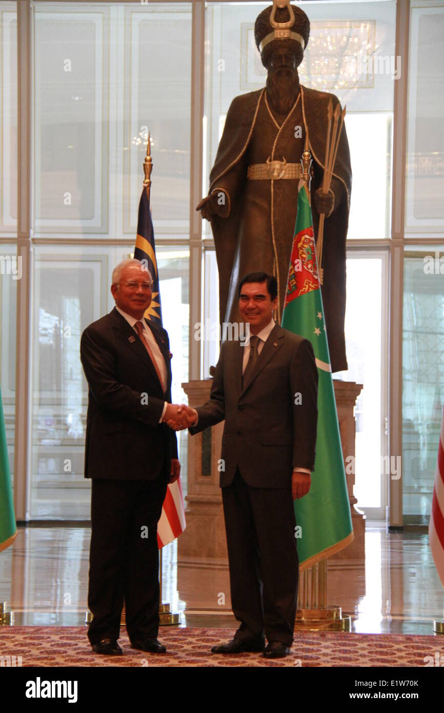 Asgabad, Turkmenistan. Decimo Giugno, 2014. Il Presidente turkmeno Gurbanguly Berdymukhamedov (R) scuote le mani con la visita il Primo ministro della Malaysia, Najib Razak in asgabad, Turkmenistan, 10 giugno 2014. © Lu Jingli/Xinhua/Alamy Live News Foto Stock
