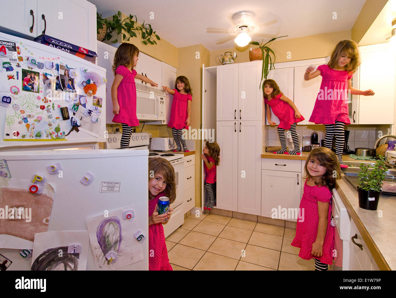 Giovane ragazza ha alcuni cucina divertimento durante questa molteplicità immagine composita Foto Stock