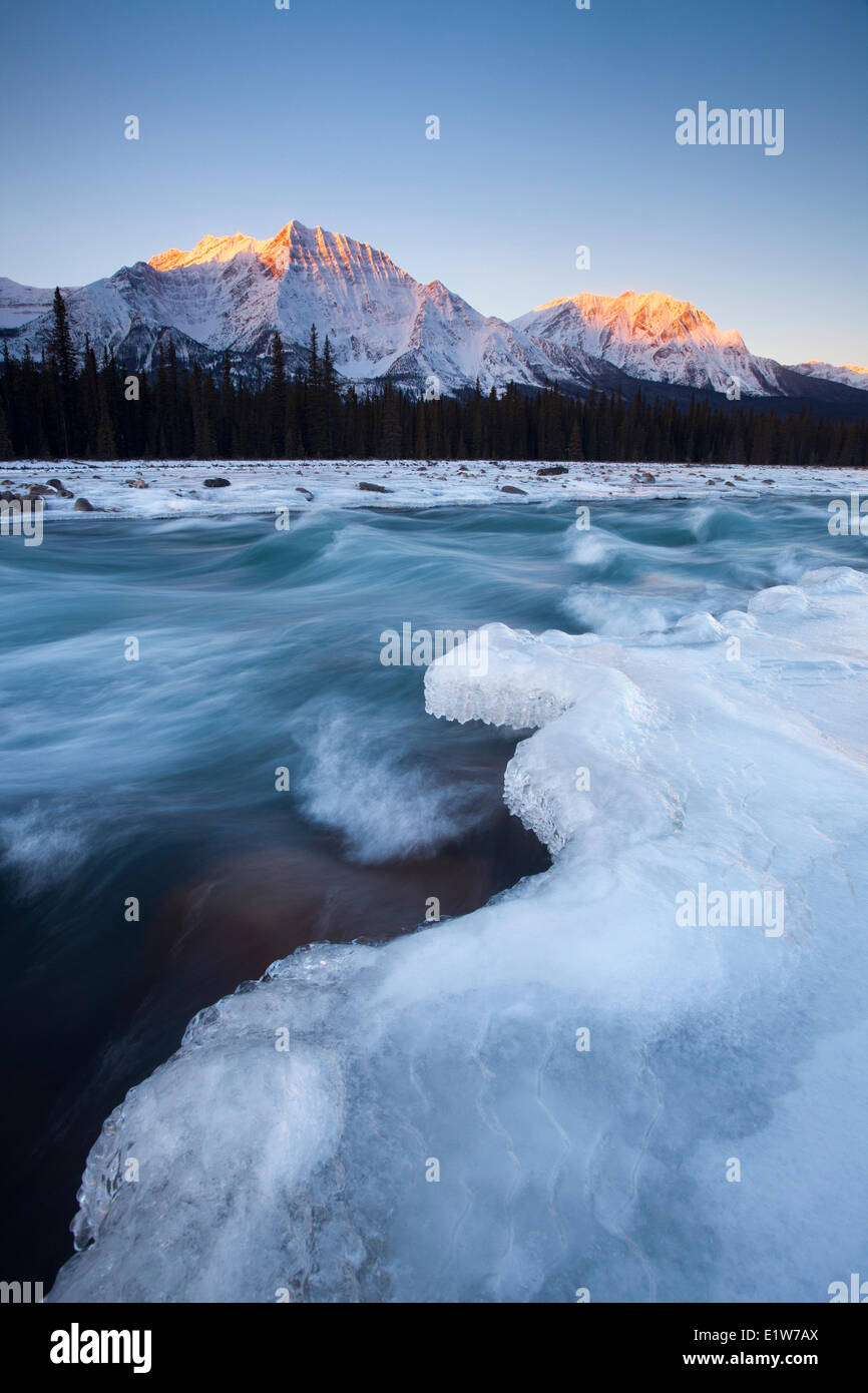Sunrise al Fiume Athabasca e il Monte Fryatt nel Parco Nazionale di Jasper, Alberta, Canada Foto Stock