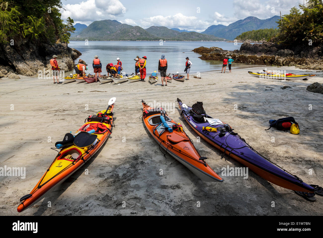 Un percorso guidato di gruppo in kayak di prepararsi a discostarsi dal Rosa isola in Nuchatlitz Parco Provinciale in British Columbia west coast, Canada. Foto Stock