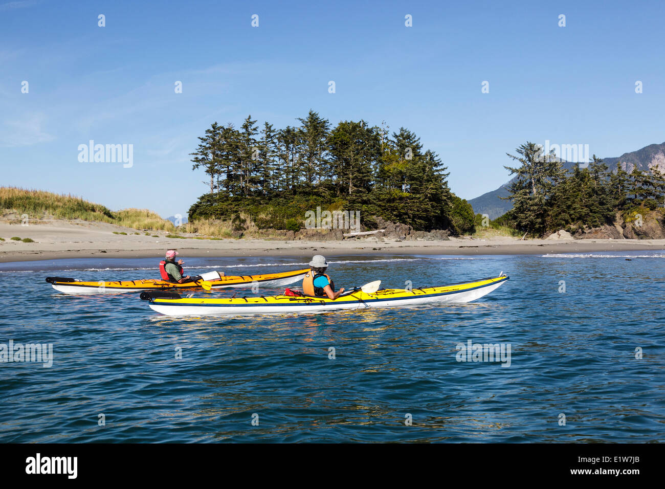 Due approccio kayakers Whalers isolotto di Clayoquot Sound al largo della costa occidentale dell'isola di Vancouver, British Columbia, Canada. Modello R Foto Stock