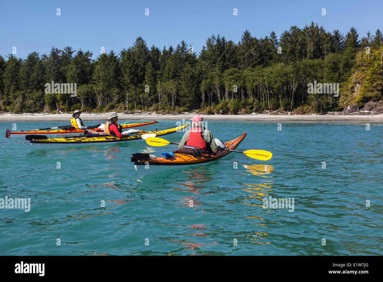 Tre kayakers preparare alla terra a sud ovest di punta di Vargas Isola Isola di Vancouver, British Columbia, Canada.Model Relea Foto Stock