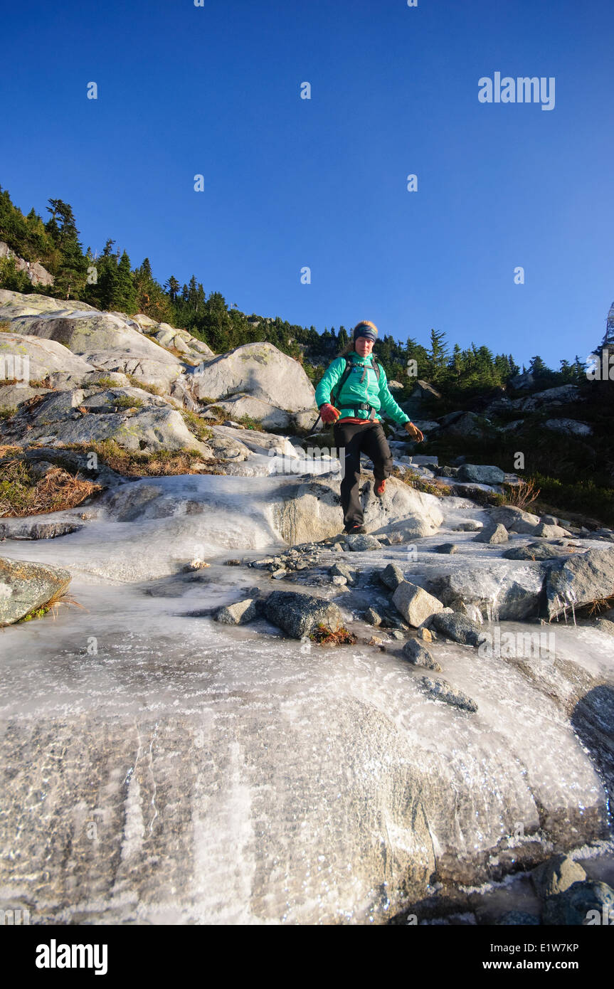 Senja Palonen escursionismo fino a scrambling West Lion. I Lions al di sopra della Baia di Lions. Howe Sound Crest Trail. West Vancouver British Foto Stock