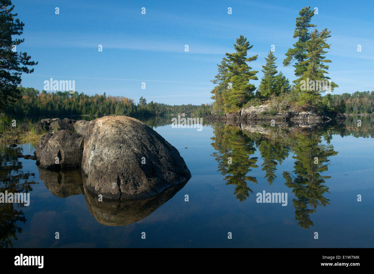 Lago, foresta boreale e isola di scudo canadese rock in Quetico Provincial Park, Ontario, Canada Foto Stock