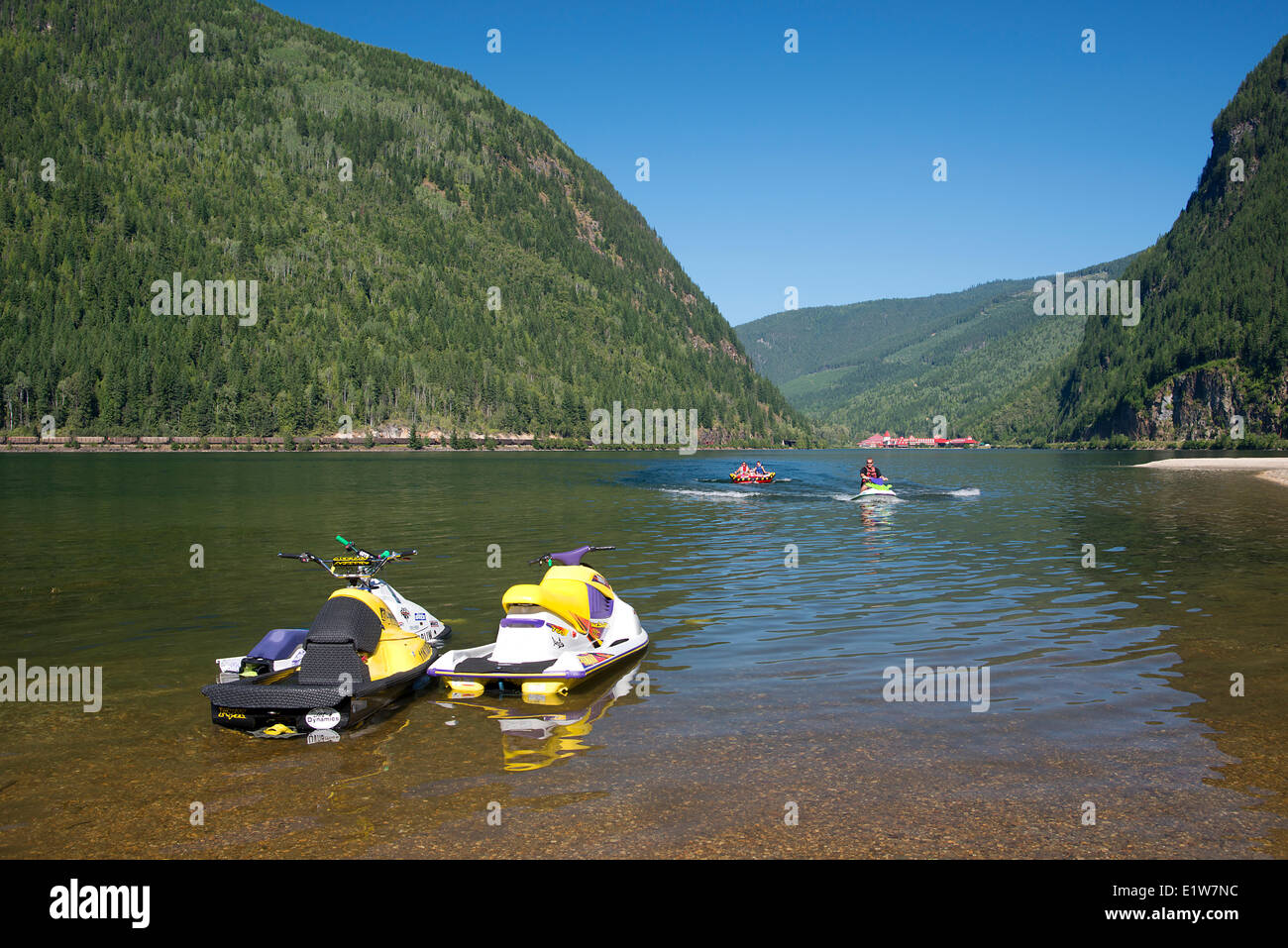 Le imbarcazioni personali su tre Valley Lake, tre Valley Lake Chateau resort in background, Hwy #1, a ovest di Revelstoke, Britis Foto Stock