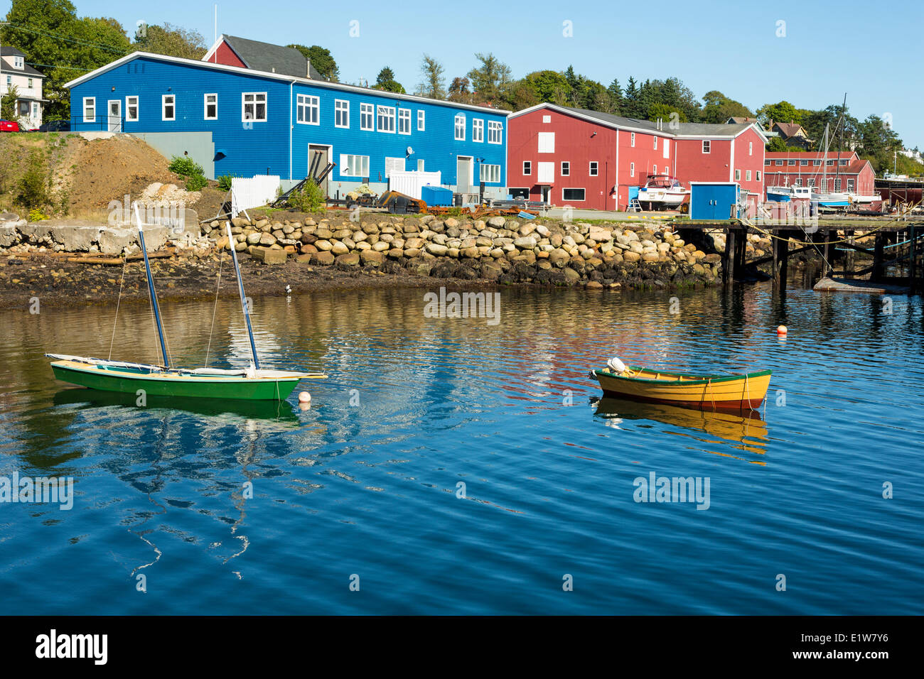 Barche in legno Lunenburg waterfront, Nova Scotia, Canada Foto Stock