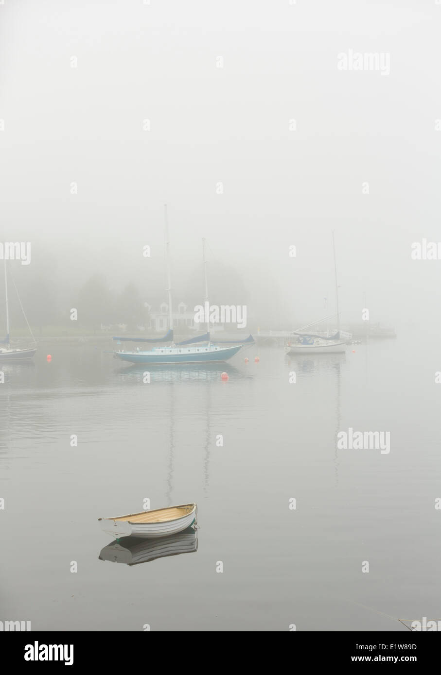 Barche a vela nella nebbia, Chester, Nova Scotia, Canada Foto Stock