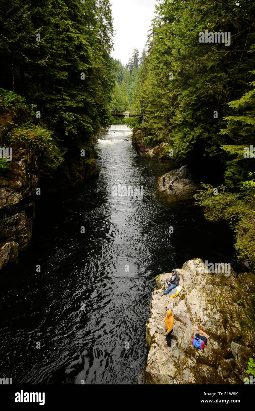 Pescatore al pool di cavi sentiero nella foresta pluviale scene in Capilano River Regional Park North Vancouver British Columbia Canada Foto Stock