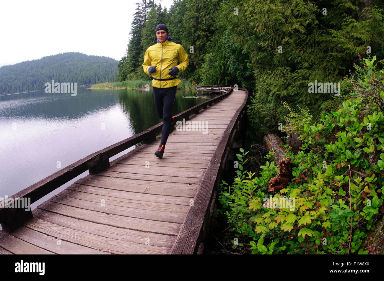 In esecuzione e trekking sul sentiero intorno al lago Sasamat, Belcarra Parco Regionale di Porto, Moody, British Columbia, Canada Foto Stock