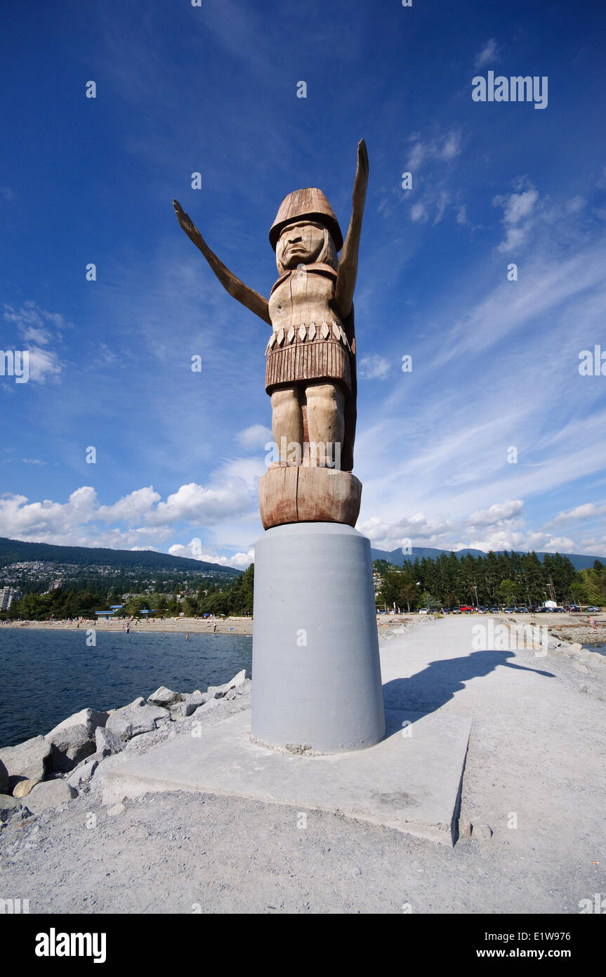 Le Prime Nazioni statua in Ambleside Park e il West Vancouver Centennial Seawalk, West Vancouver, British Columbia, Canada Foto Stock