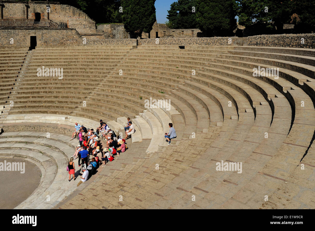 I turisti seduti al Teatro Grande, Pompei, Italia Foto Stock