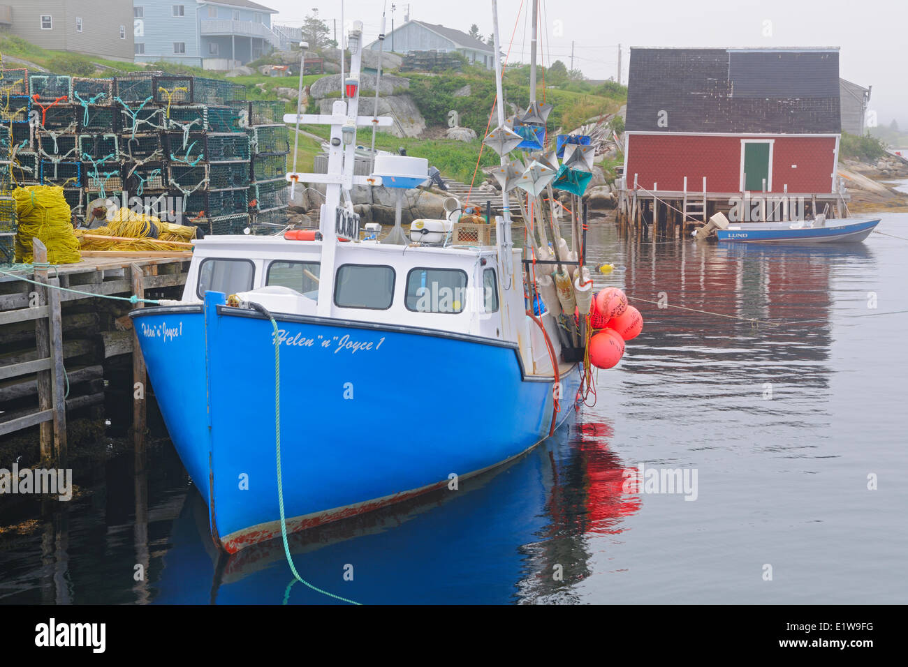 Barche da pesca e marcia nel villaggio, Peggy's Cove, Nova Scotia, Canada Foto Stock