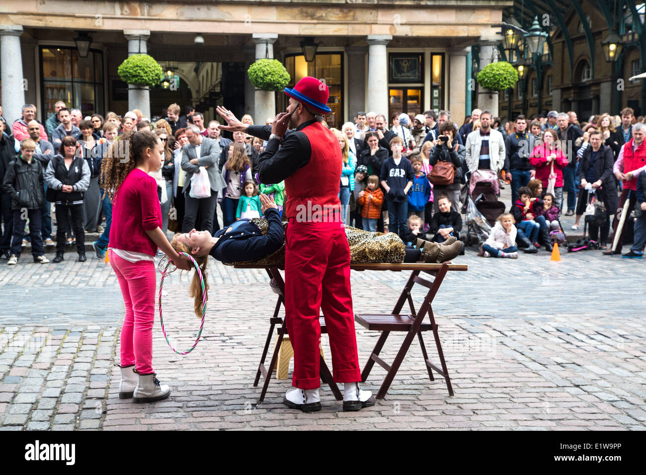 Un suonatore ambulante Street, Covent Garden, Londra Foto Stock