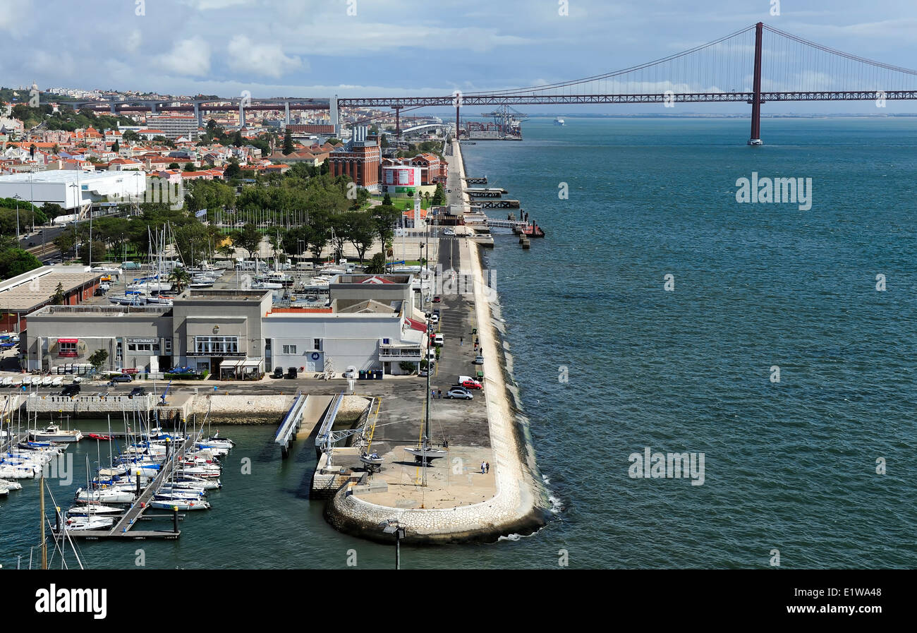 Vista del litorale e 25 de Abril ponte dalla parte superiore del Monumento alle Scoperte, Lisbona, Portogallo Foto Stock