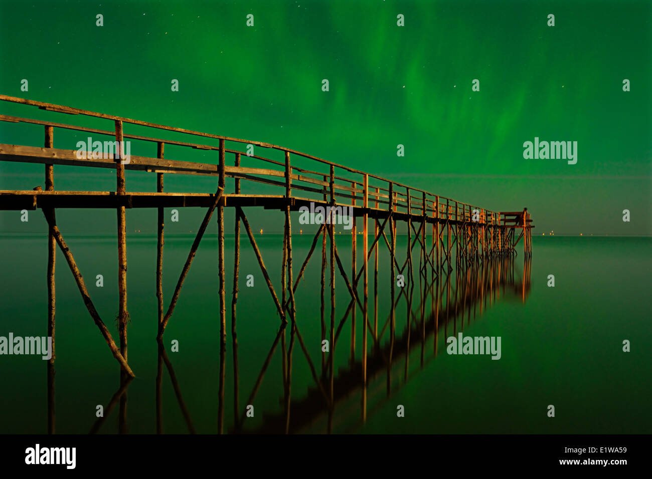 Luci del nord (aurora boreale) riflesso nel Lago Winnipeg, Matlock, Manitoba, Canada Foto Stock