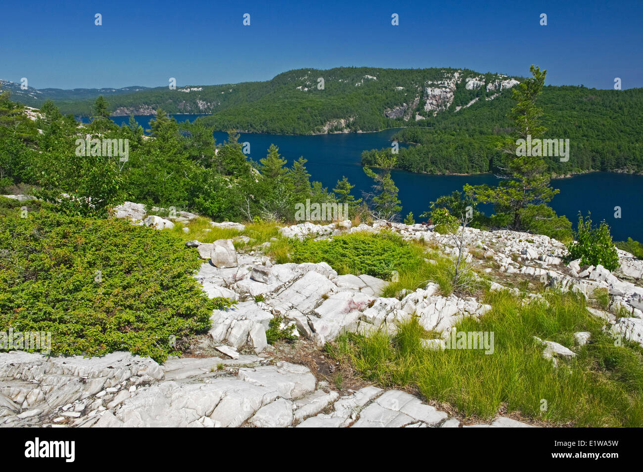 Vista dalla cima del La Cloche Hills, quarzite rock, Killarney Provincial Park, Ontario, Canada Foto Stock