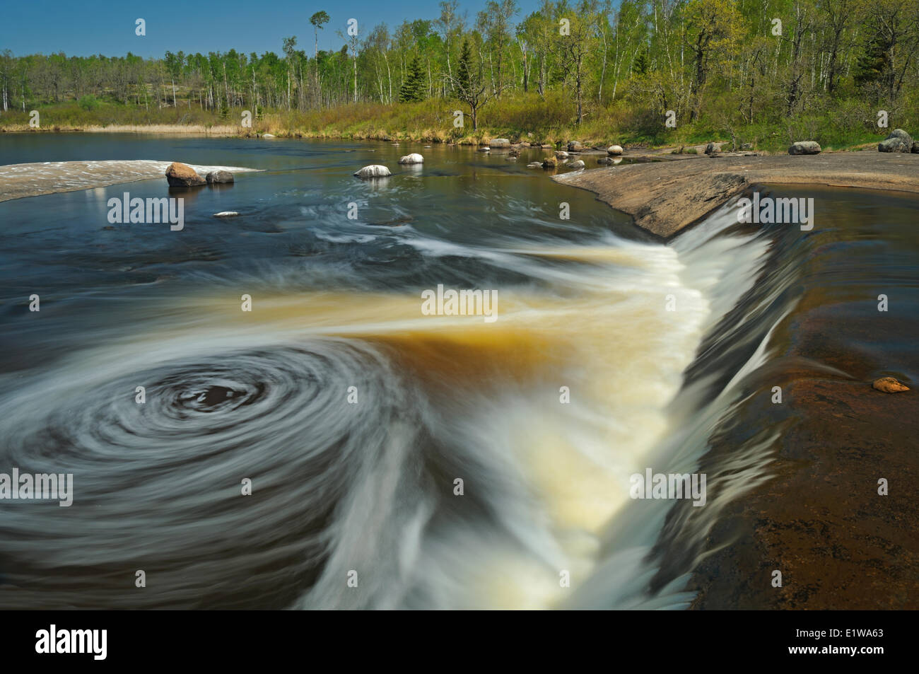 Acque vorticose del Fiume Whiteshell come essi fluiscono nel lago bianco a Rainbow Falls Whiteshell Parco Provinciale di Manitoba in Canada Foto Stock