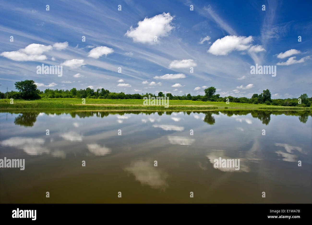 Nuvole riflettono nel fiume San Lorenzo, vicino a Johnstown, Ontario, Canada Foto Stock