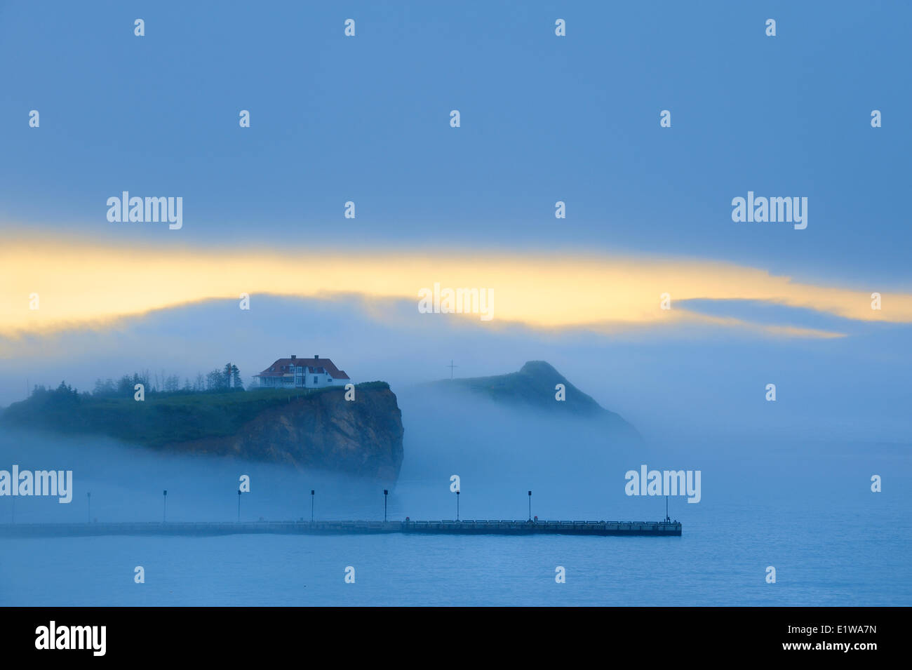 Rocher Perce (Perce Rock) nell'Oceano Atlantico, Perce, Quebec, Canada Foto Stock