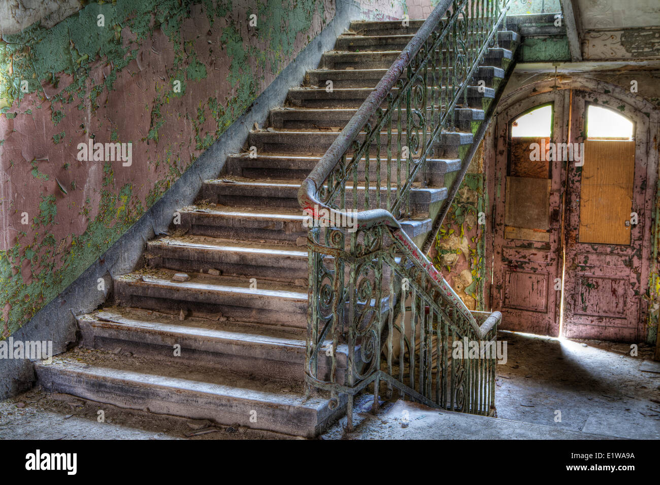 Scale in un edificio abbandonato Foto Stock