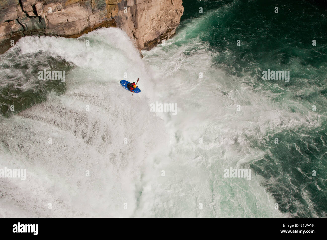 Un maschio di kayaker corre salto di fede, 30 piedi di cascata sulla tomaia Elk River, Fernie, BC Foto Stock