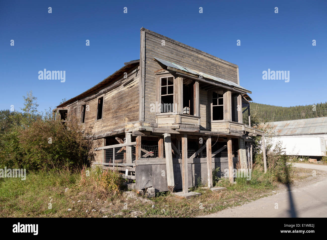 Stretto la casa d'aste di un vecchio falso edificio anteriore sull'angolo di Harper St e 3rd Ave a Dawson, Yukon, Canada Foto Stock