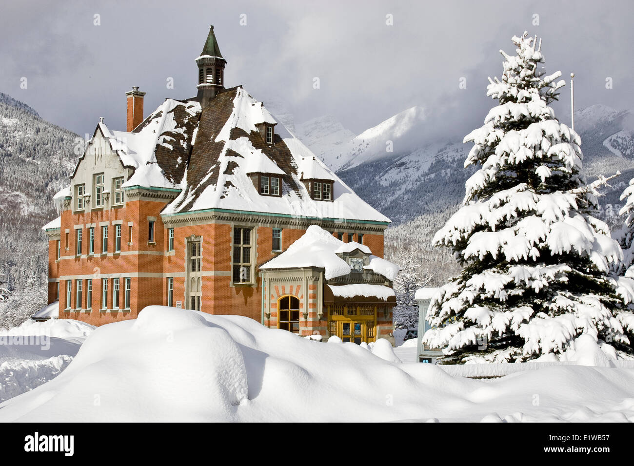 Il palazzo di giustizia storica in inverno, Fernie, BC, Canada. Foto Stock